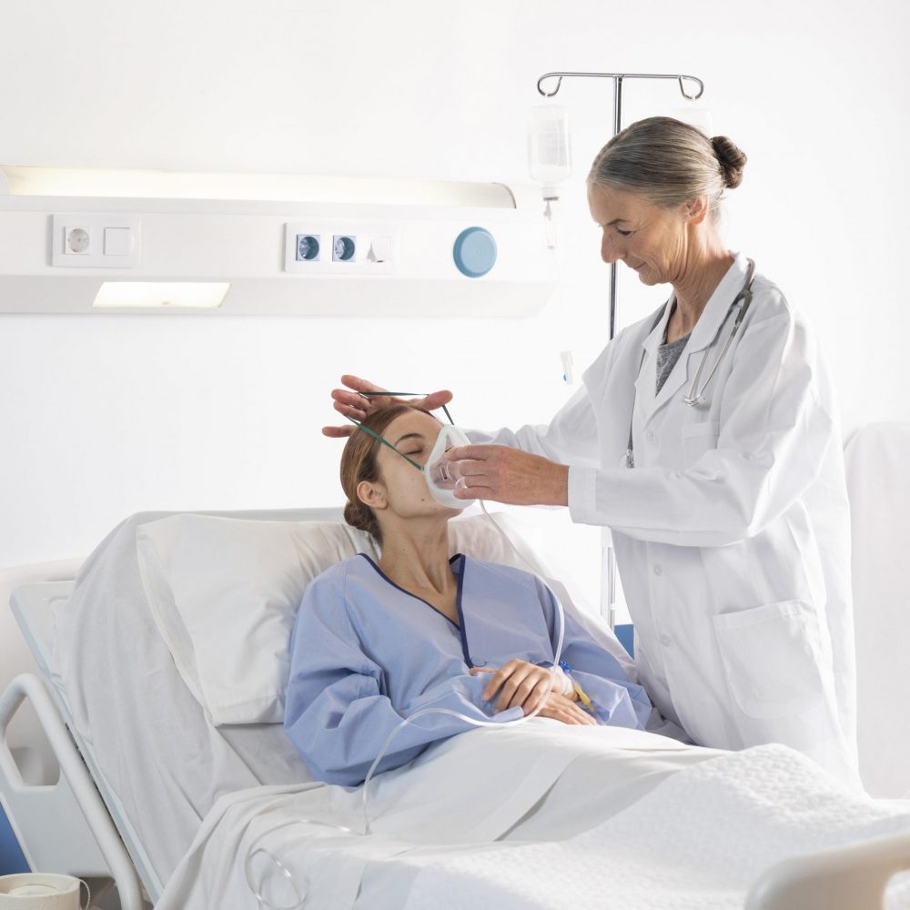 medium-shot-doctor-with-oxygen-mask